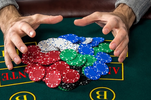 Pokerchips en kaarten