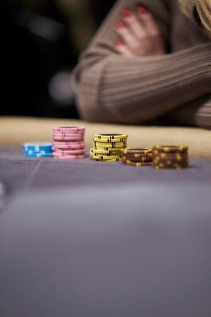 Foto pokerchips kleurrijke speelstukken liggen op de speeltafel in de stapel kleurrijke casinofiches