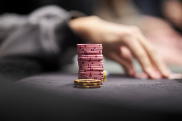 Foto pokerchips kleurrijke speelstukken liggen op de speeltafel in de stapel kleurrijke casinofiches