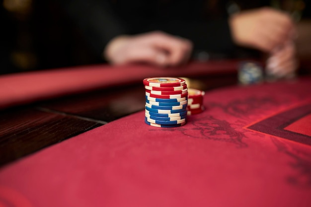 Foto pokerchips kleurrijke speelstukken liggen op de speeltafel in de stapel kleurrijke casinofiches