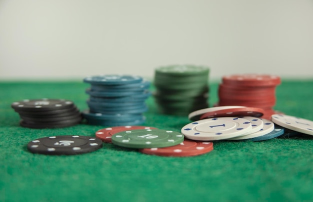 Pokerchips op groene tafel