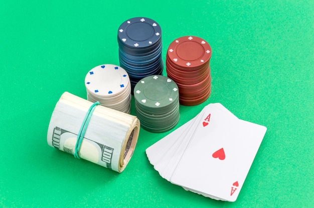 Pokerfiches dek van kaarten en geld op groene achtergrond Bovenaanzicht