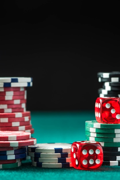 Pokerfiches en dobbelstenen op groene pokertafel Casino-achtergrond