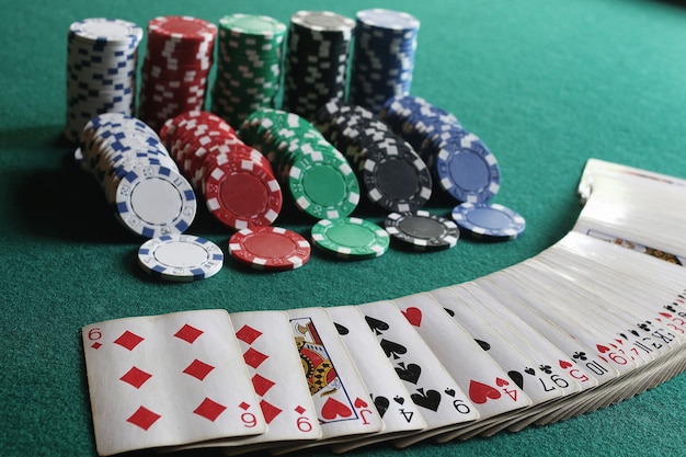 Pokerfiches en kaarten op de doek