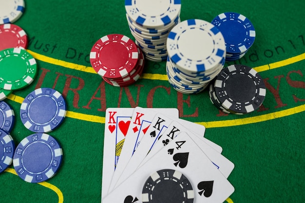 Pokerfiches en speelkaarten op groene casinotafelgok