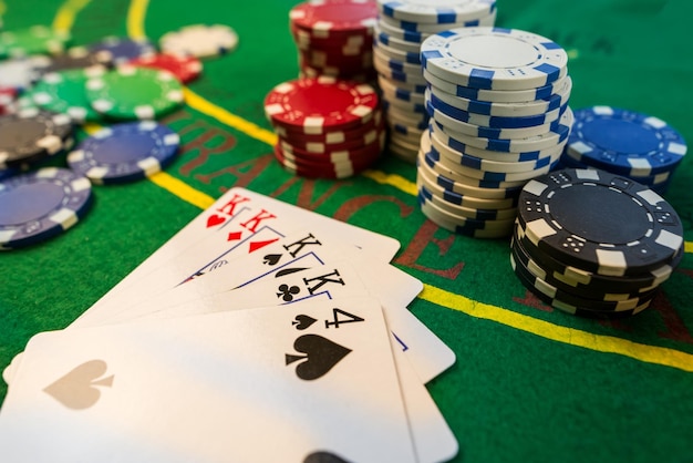 Pokerfiches en speelkaarten op groene casinotafelgok