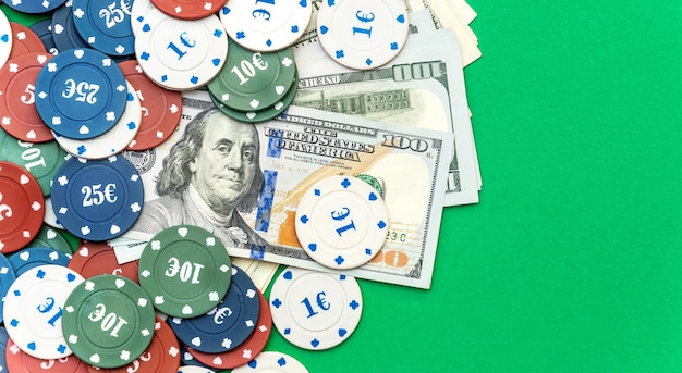 Pokerfiches met dollarbiljetten op groene achtergrond Bovenaanzicht kopie ruimte