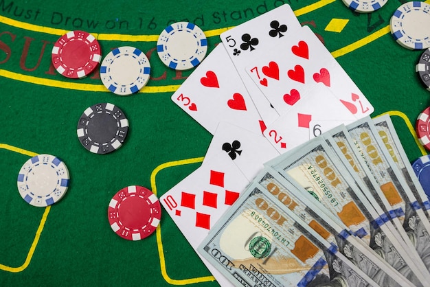 Pokerfiches met speelkaarten en dollars op groene casinotafelgok
