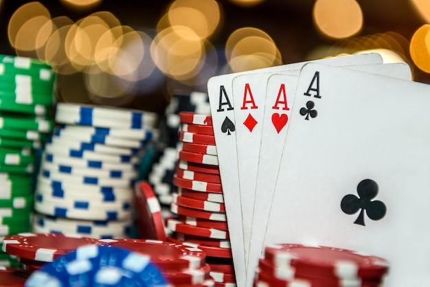 Pokerfiches met vier azen aan tafel in casino