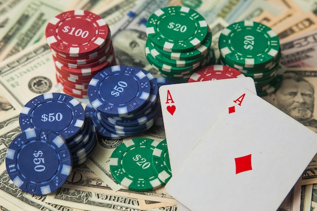 Pokerfiches op dollars en twee azen