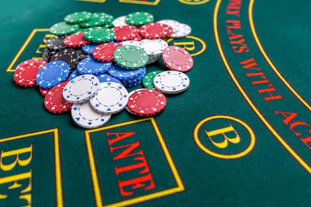 Pokerfiches op een pokertafel in het casino. Detailopname. Chips winnaar