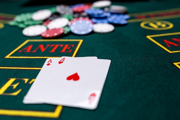 Pokerfiches op een pokertafel in het casino. Detailopname. twee azen, een winnende combinatie. Chips winnaar