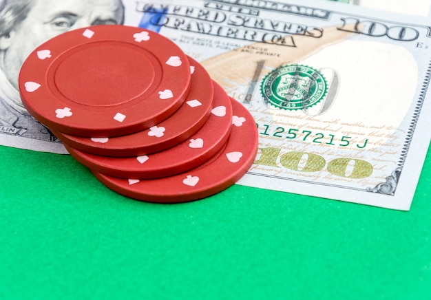Pokerfiches op ons honderd-dollarbiljet close up