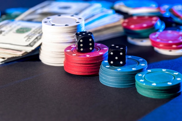 Pokerkaarten, chips, dobbelstenen en dollars