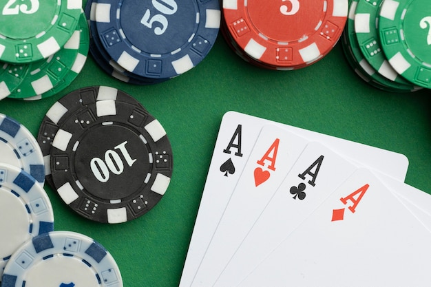 Pokerkaarten en casinofiches op groene achtergrond