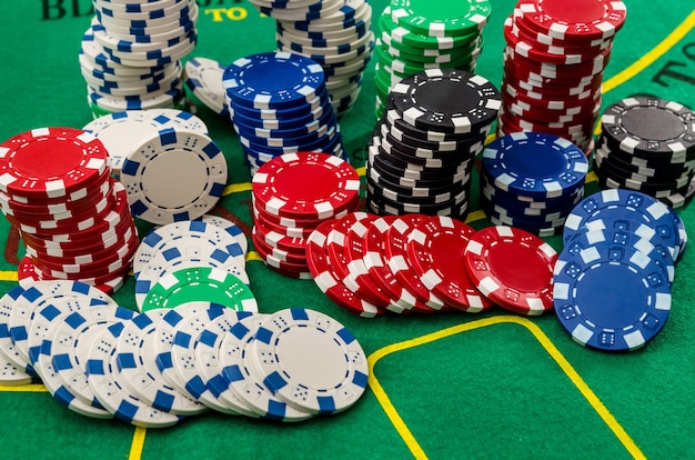 Pokerkaarten en chips op groene tafel