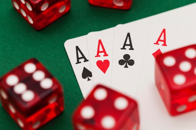 Pokerkaarten en dobbelstenen op een groene achtergrond