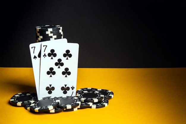 Pokerkaarten met een combinatie van één paar. Close-up van speelkaarten en chips in pokerclub. Gratis advertentieruimte