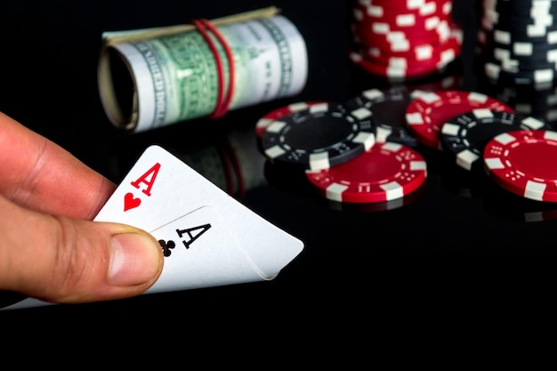 Pokerkaarten met één paar combinatie Close up van gokker hand neemt speelkaarten in casino