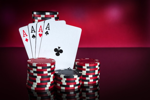 Pokerkaarten met four of kind of quads-combinatie Close-up van speelkaarten en chips in pokerclub