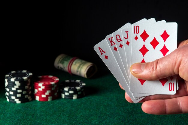 Pokerkaarten met royal flush-combinatie in het spel