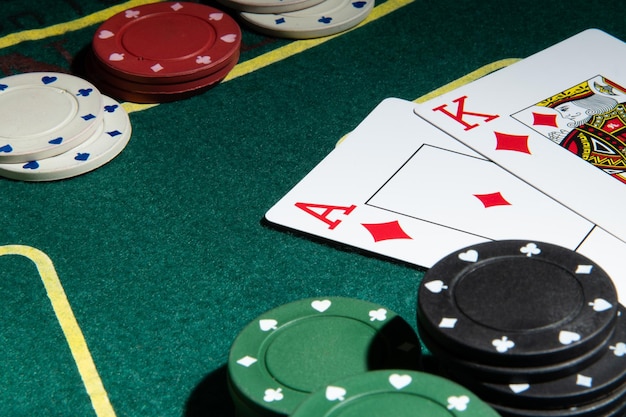 Pokerkaarten op een groene speeltafel met chips