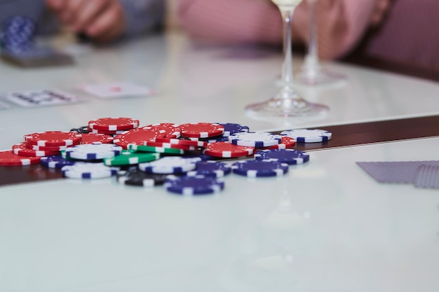 Pokerspel met chipkaarten op tafel met reflectie Genieten van het moment met vrienden digitale detox Lifestyle fotografie Candid moment Selectieve focus