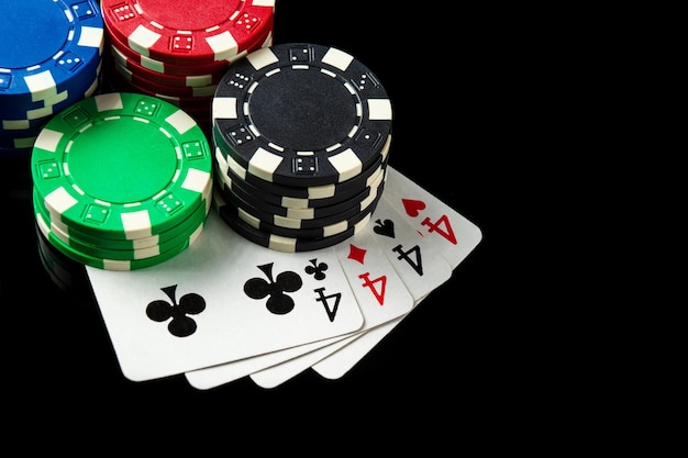 Pokerspel met four of kind-combinatie Chips en kaarten op de zwarte tafel Succesvol en win