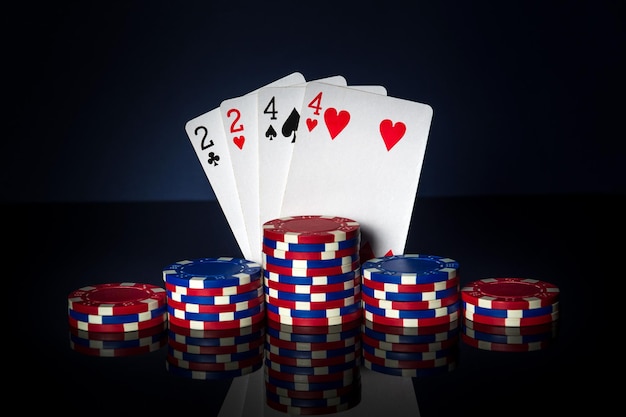 Pokerspel met twee paren combinatie Chips en kaarten op zwarte tafel Succesvol en win