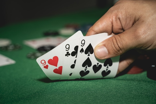 Pokerspeler kijken naar de kaarten