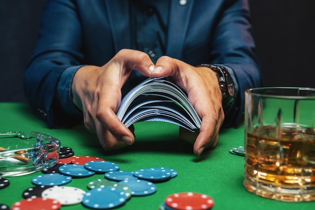 Pokerspeler schudt de pokerkaarten in het casino.