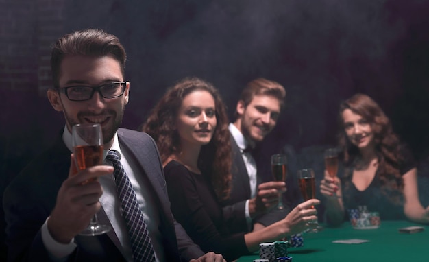 Pokerspelers met een glas wijn aan tafel