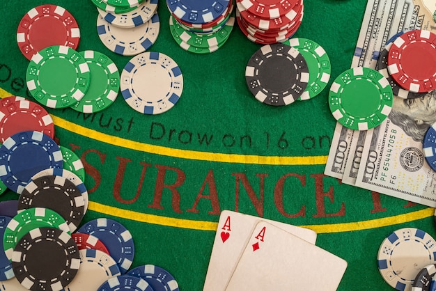 Pokertafel met fiches en geld