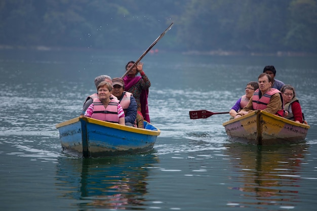 Pokhara nepal mar 23 2017 boatman remare una barca sul lago phewa a pokhara phewa tal o fewa lake è un lago d'acqua dolce in nepal