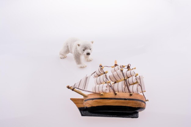 Photo polar bear near a ship