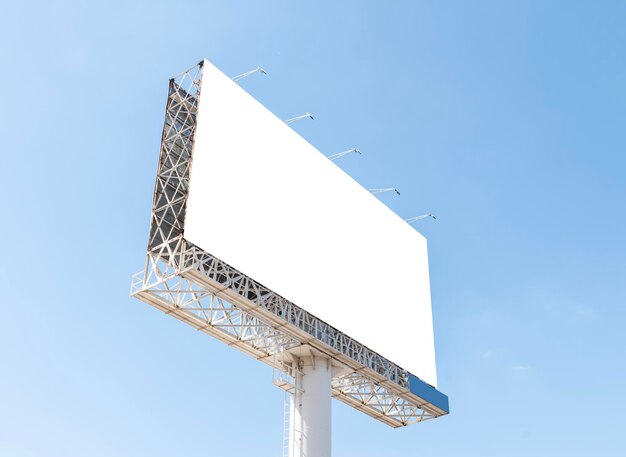 Pole outdoor billboard met blauwe achtergrond Clipping pad voor mockup wit scherm