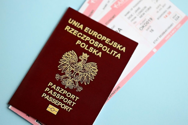 Polen paspoort met vliegtickets op blauwe achtergrond close-up toerisme en reisconcept