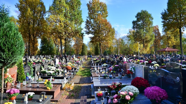 Polen Warschau 1 november 2023 Parochie begraafplaats in Warschau Radosc bij Izbicka Street