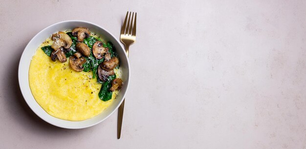 Polenta met champignons, spinazie en kaas Gezond eten Vegetarisch eten Italiaanse keuken