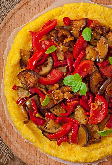 Polenta met groenten - maïsgruttenpizza met tomaat en aubergine