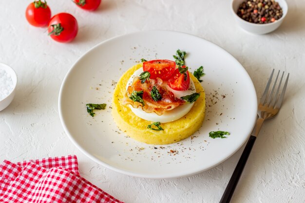 Polenta met mozzarella, spek en tomaten