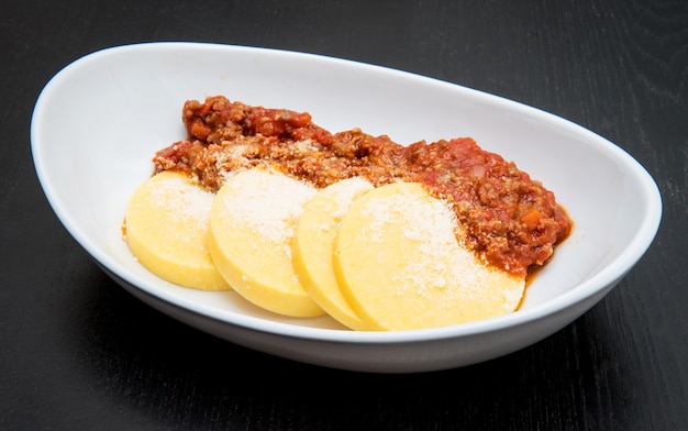 Polenta met worstsaus