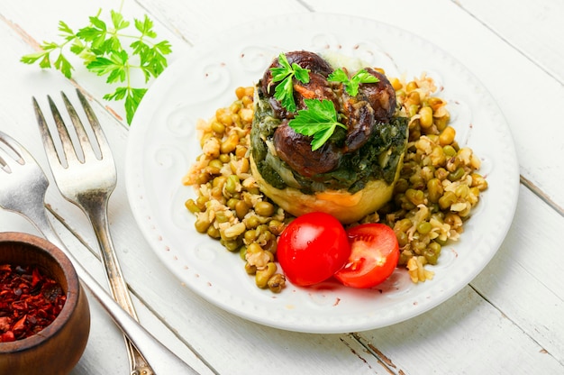 Polenta of maïs pap met champignons en spinazie. Italiaanse keuken.