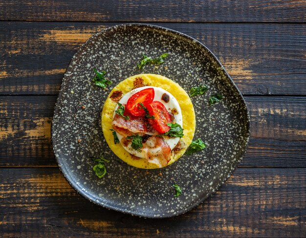 Polenta with mozzarella, bacon and tomatoes