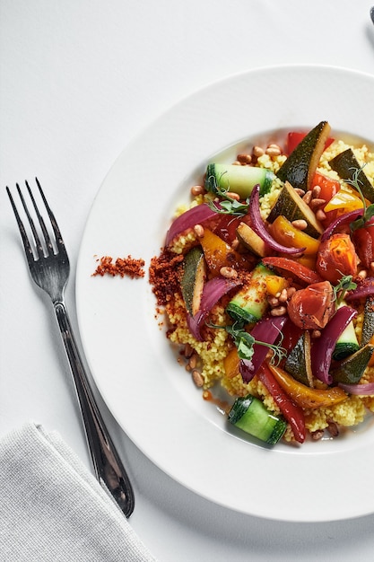 가벼운 접시에 조림 야채를 곁들인 폴렌타, 야채 스튜와 함께 옥수수 가루 요리, 전통 이탈리아 요리의 꼭대기 전망, 복사 공간.
