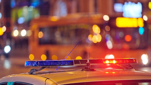 警察の車のライトは夜に市街道の赤と青のライト道路交通事故の夜のパトロール
