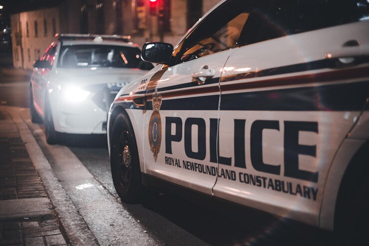 Photo police cars parked on street sidewalk photo