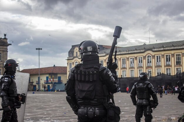 Foto forza di polizia in guardia per strada contro il cielo nuvoloso