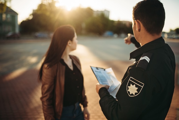 L'agente di polizia mostra il parcheggio al conducente