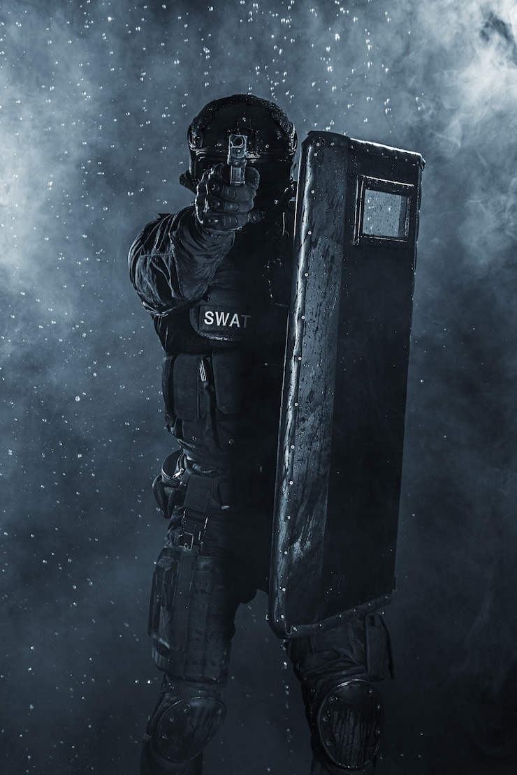 Photo police officer with ballistic shield